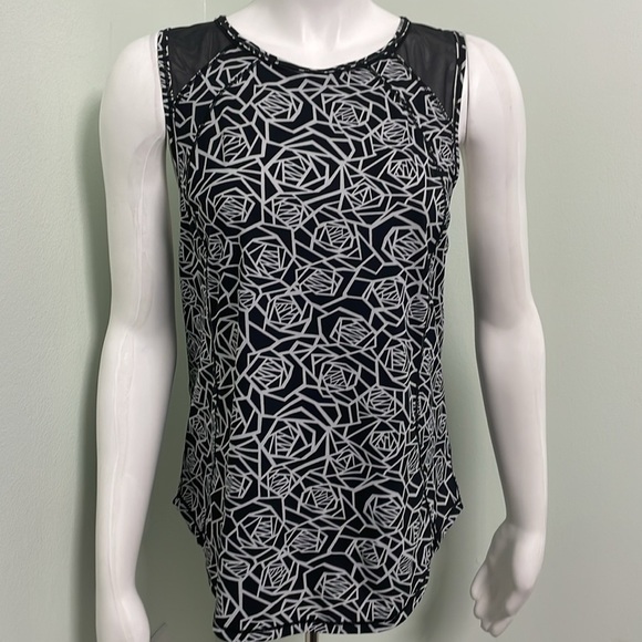 Lululemon Sculpt Posey Black and White Roses Tank size 6 - Picture 5 of 9